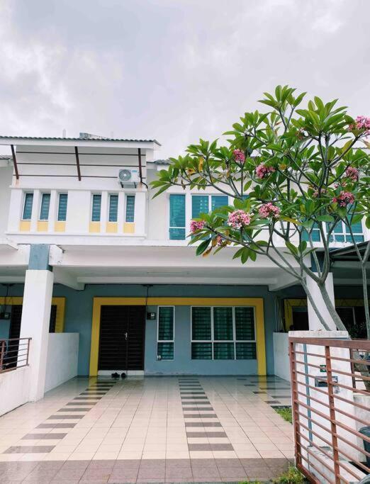 Spacious Cozy Lakeville Homestay 4 Bedrooms All With Aircond Seri Iskandar Ngoại thất bức ảnh