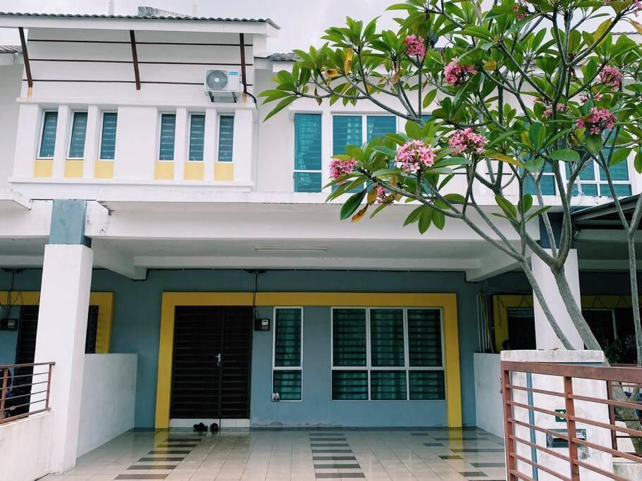 Spacious Cozy Lakeville Homestay 4 Bedrooms All With Aircond Seri Iskandar Ngoại thất bức ảnh